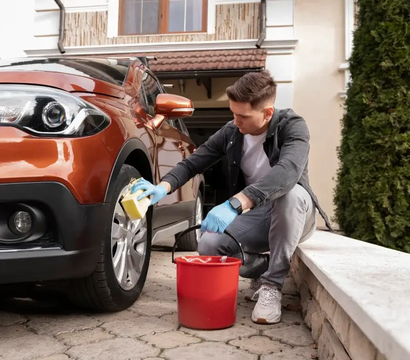 Lavage auto à domicile Tilloy-lès-Mofflaines : professionnel intervenant sur un véhicule